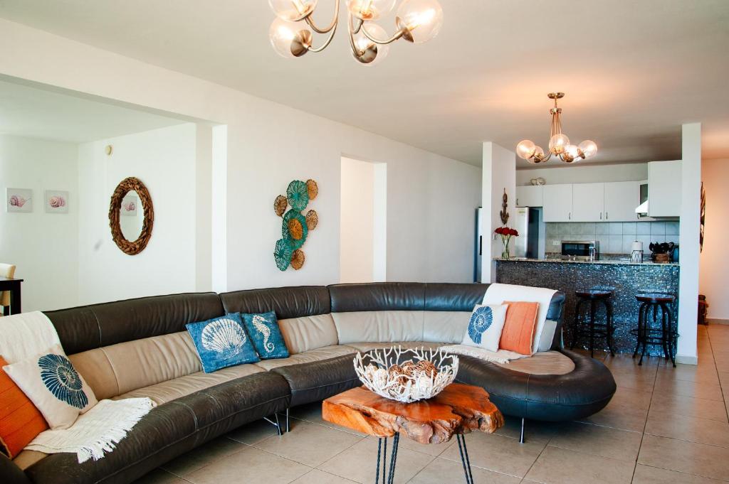 Kuchyň nebo kuchyňský kout v ubytování El Combate Oceanview Condo with Pool and Smart TV