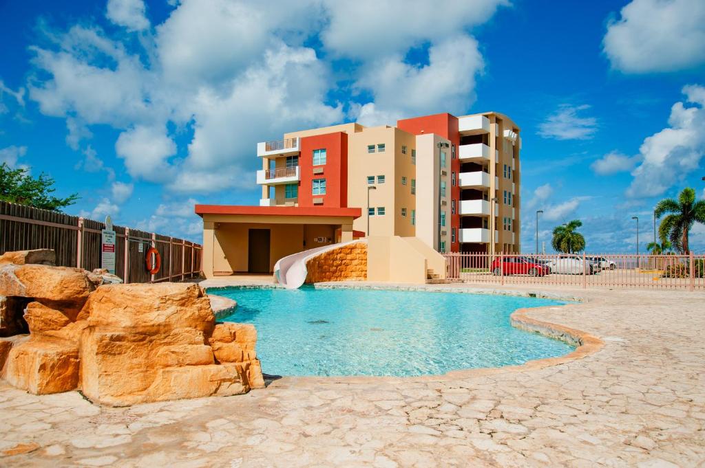 Bazén v ubytování El Combate Oceanview Condo with Pool and Smart TV nebo v jeho okolí