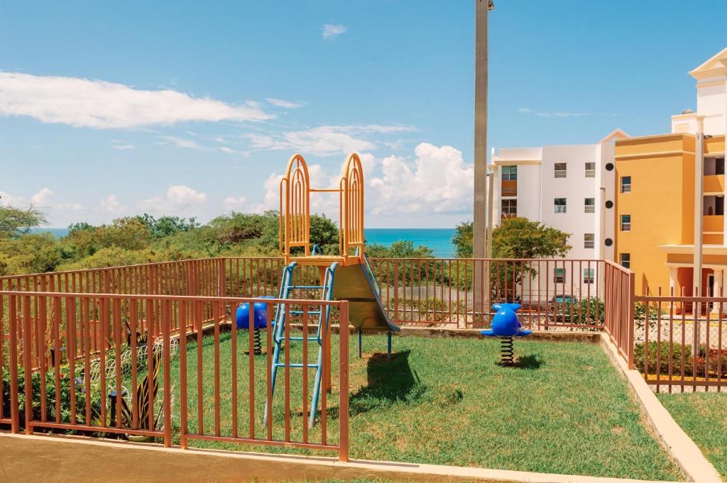 Herní místnost nebo prostor pro děti v ubytování El Combate Oceanview Condo with Pool and Smart TV