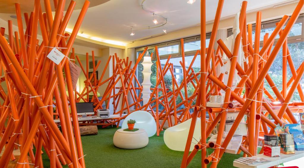 ein Büro mit orangefarbenen Stöcken in der Mitte eines Zimmers in der Unterkunft Hotel Montemezzi in Vigasio