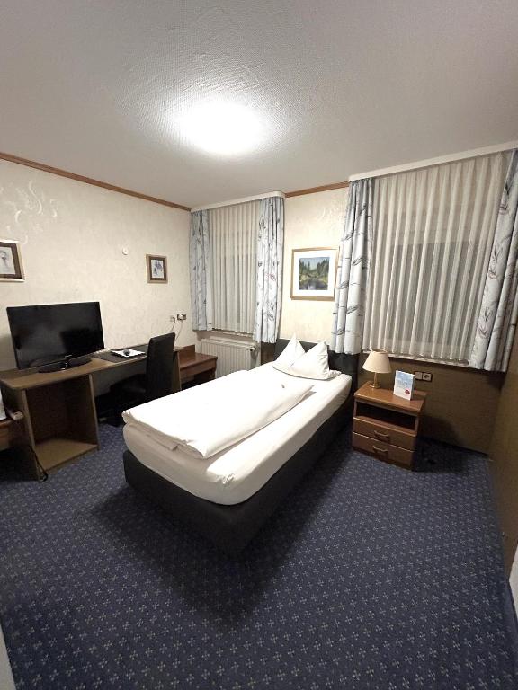 Postel nebo postele na pokoji v ubytování Hotel Hubertus Gernsheim Rhein