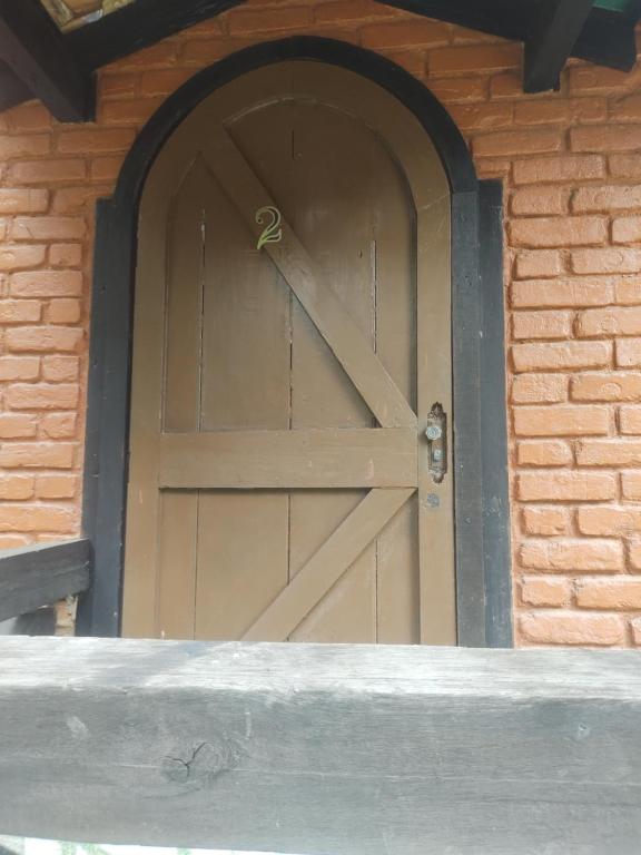 eine Tür in einem Backsteingebäude mit aigunigunigun in der Unterkunft Chalé 2 in Nova Friburgo
