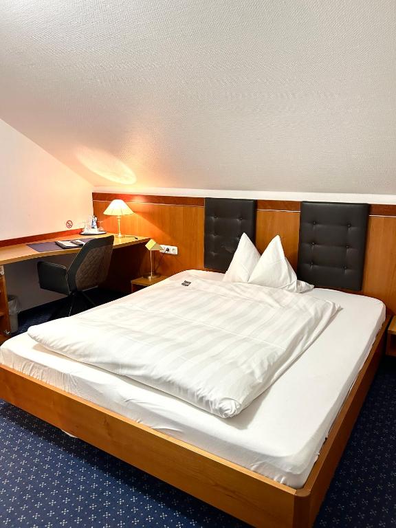 Postel nebo postele na pokoji v ubytování Hotel Hubertus Gernsheim Rhein