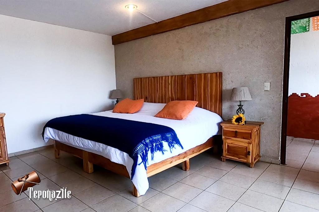 Postel nebo postele na pokoji v ubytování La Pirámide del Tepozteco