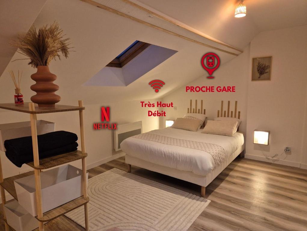 une chambre avec un lit dans une pièce dans l'établissement La Canopée de Vichy - 4min Gare, à Vichy