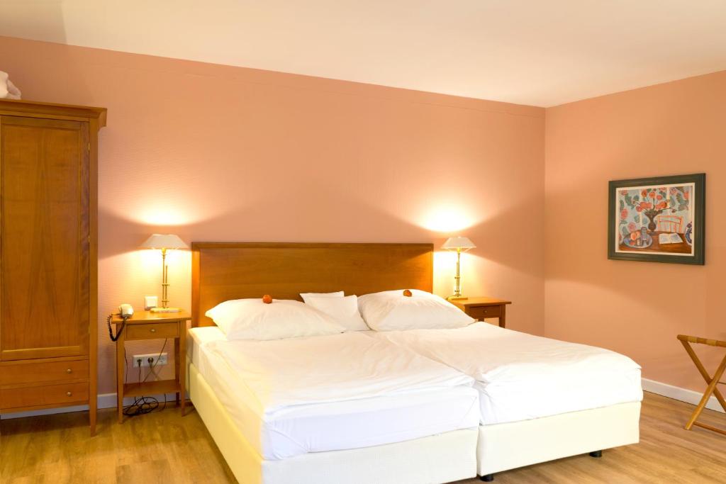Postel nebo postele na pokoji v ubytování Hotel Villa Viktoria Luise