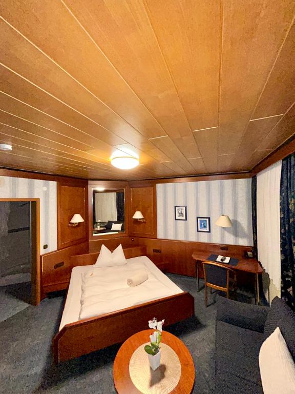 Postel nebo postele na pokoji v ubytování Hotel Hubertus Gernsheim Rhein