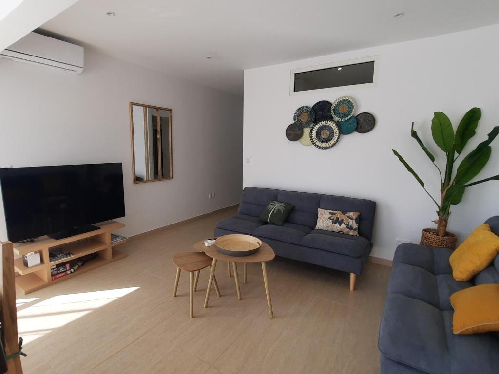 TV a/nebo společenská místnost v ubytování Superbe 2 chambres avec piscine