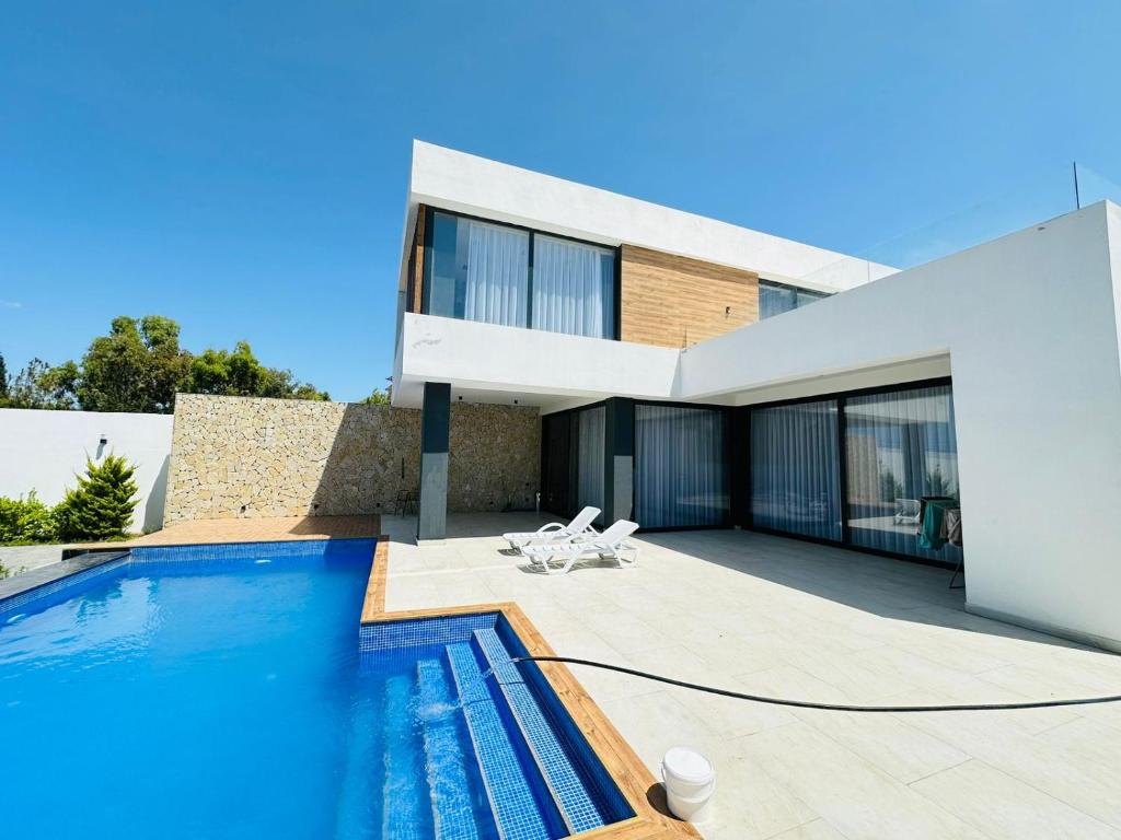 une maison avec une piscine devant dans l'établissement Mardakan Family Villa, à Mardakan