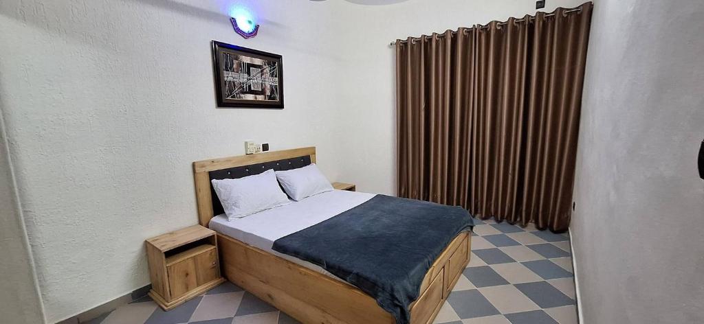 Deluxe Queen Size Bed Saloon