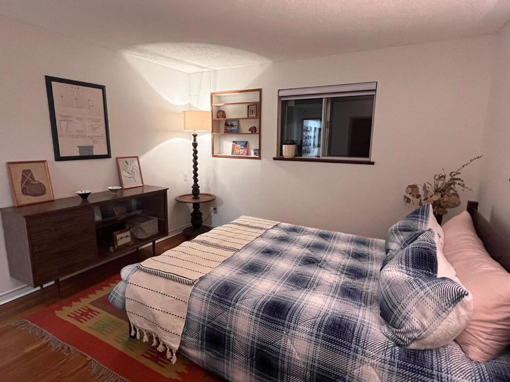 a bedroom with a bed and a window at Peter's Place - Spacious 2Bed & Bath Suite in Surrey