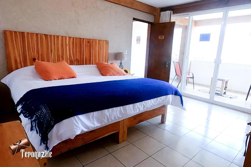 Postel nebo postele na pokoji v ubytování La Pirámide del Tepozteco
