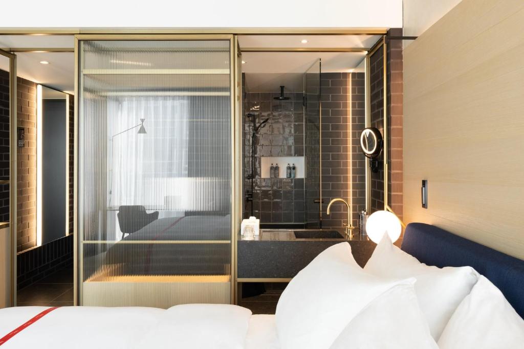Ένα ή περισσότερα κρεβάτια σε δωμάτιο στο Ruby Emma Hotel Amsterdam