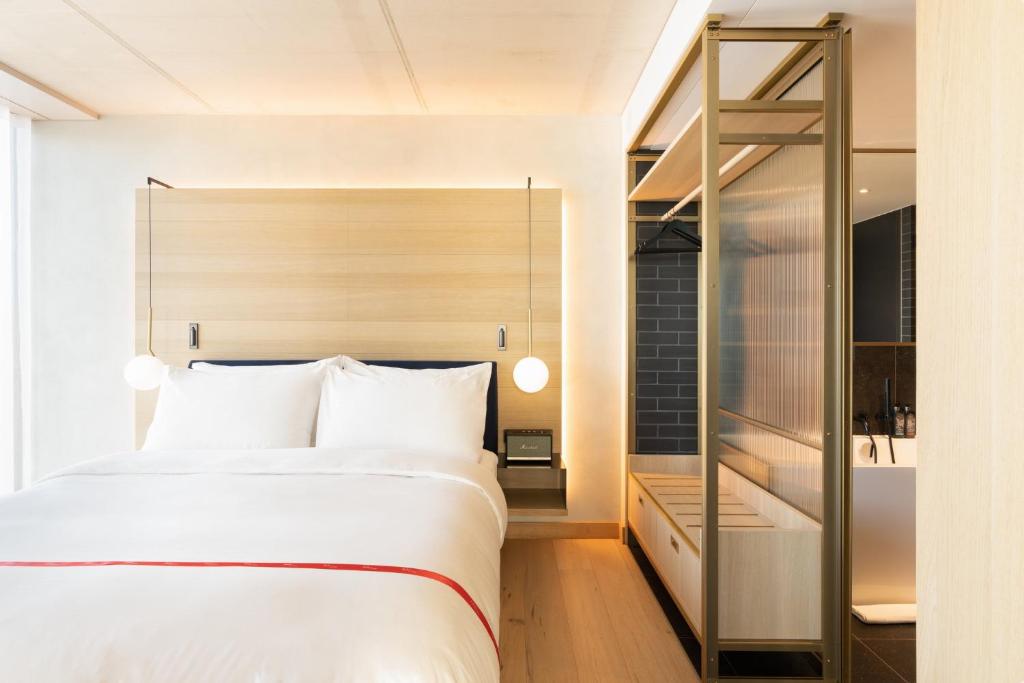 Ένα ή περισσότερα κρεβάτια σε δωμάτιο στο Ruby Emma Hotel Amsterdam