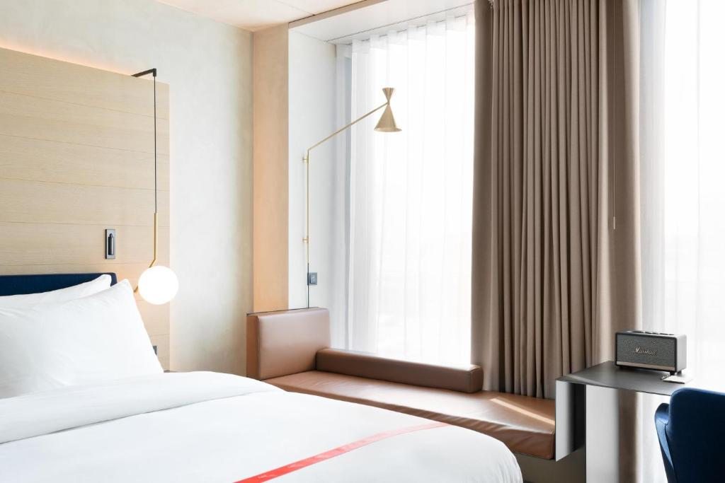 Ένα ή περισσότερα κρεβάτια σε δωμάτιο στο Ruby Emma Hotel Amsterdam