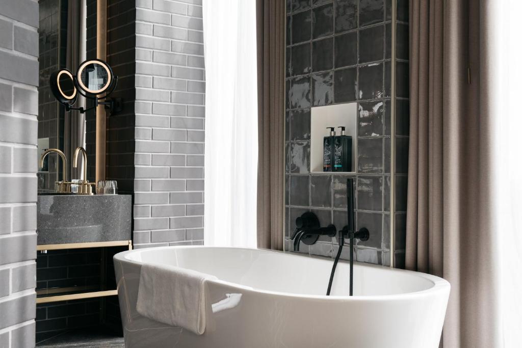 Ένα μπάνιο στο Ruby Emma Hotel Amsterdam