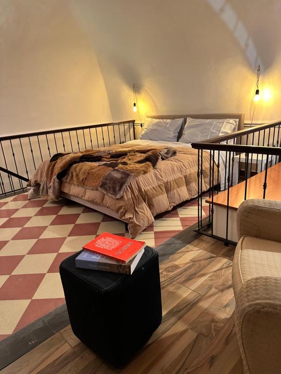 una camera da letto con un letto e un tavolo con un libro di Jacupeddu's house a Catania