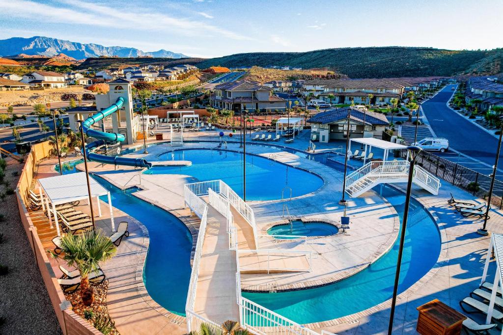 una vista sul parco acquatico con scivoli di Zion Sky Retreat a Washington