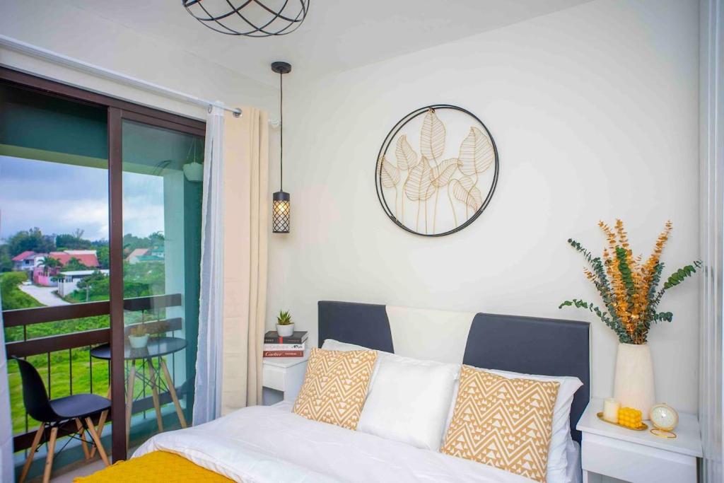 une chambre avec un lit et une horloge papillon au mur dans l'établissement The Zen Den, Pine Suites Tagaytay, à Tagaytay