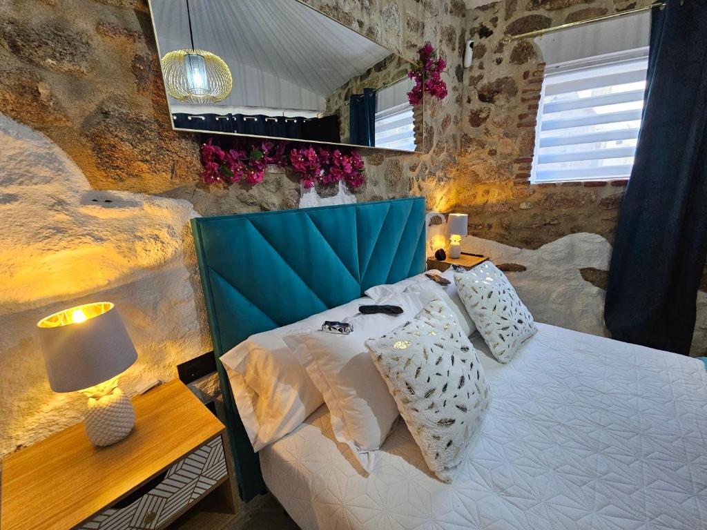 Posteľ alebo postele v izbe v ubytovaní El Edén Casas Rurales con Piscina y Jacuzzi