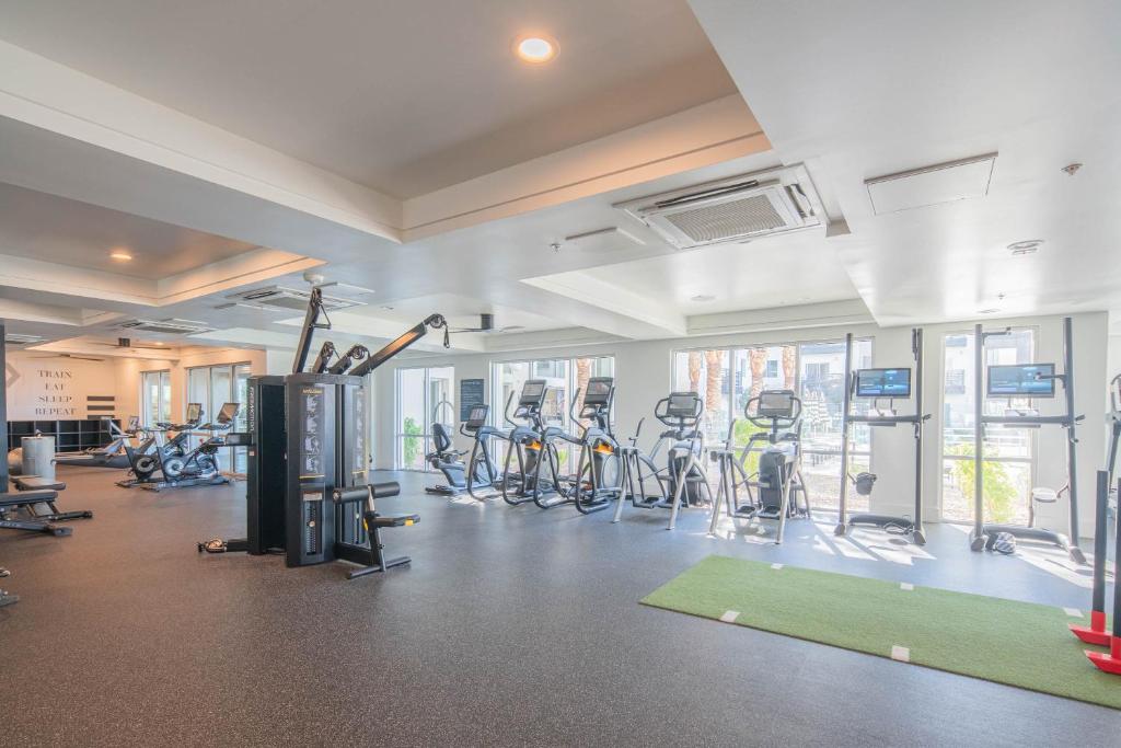Phòng/tiện nghi tập thể dục tại Walk out Patio-Grill-Pool with View-Golfing Area S134