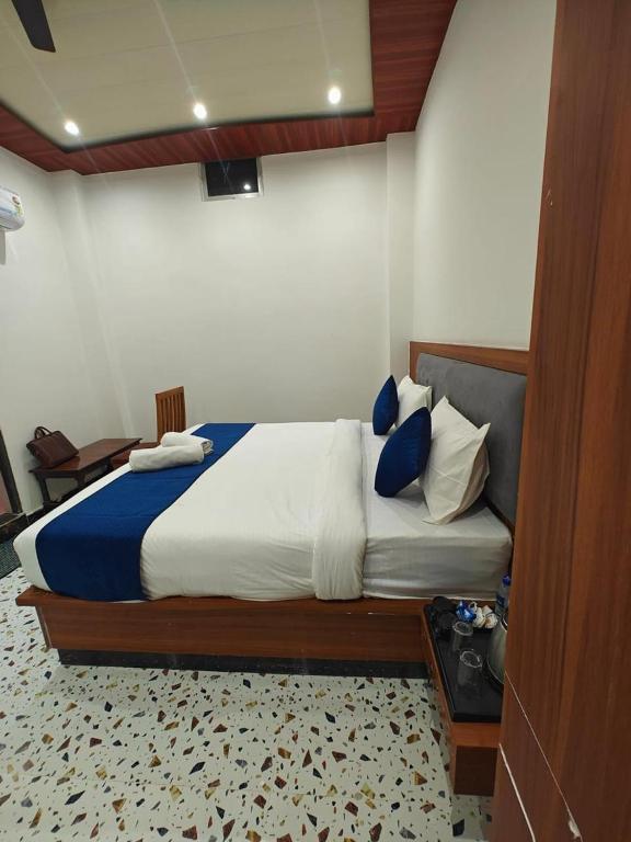 Postel nebo postele na pokoji v ubytování Hotel The Shyama - A luxurious Hotel Near Ram Mandir Ayodhya