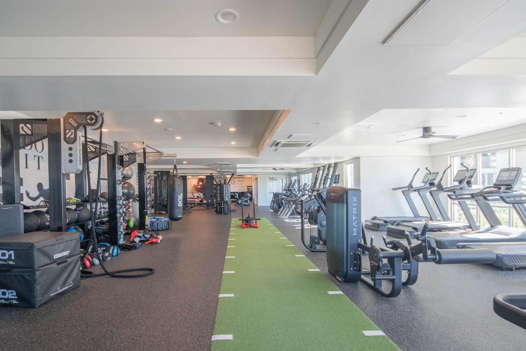 Phòng/tiện nghi tập thể dục tại Walk out Patio-Grill-Pool with View-Golfing Area S134