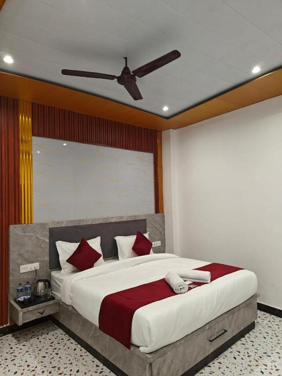 Postel nebo postele na pokoji v ubytování Hotel The Shyama - A luxurious Hotel Near Ram Mandir Ayodhya