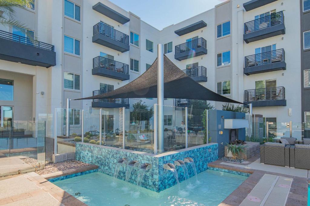 Hồ bơi trong/gần Walk out Patio-Grill-Pool with View-Golfing Area S134