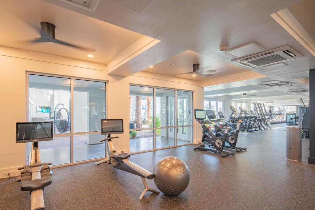 Phòng/tiện nghi tập thể dục tại Walk out Patio-Grill-Pool with View-Golfing Area S134