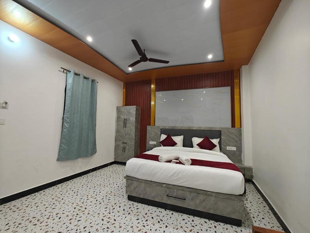 Postel nebo postele na pokoji v ubytování Hotel The Shyama - A luxurious Hotel Near Ram Mandir Ayodhya