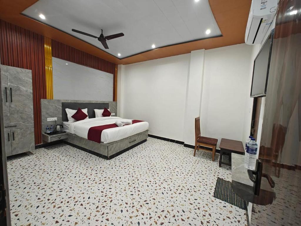 Postel nebo postele na pokoji v ubytování Hotel The Shyama - A luxurious Hotel Near Ram Mandir Ayodhya