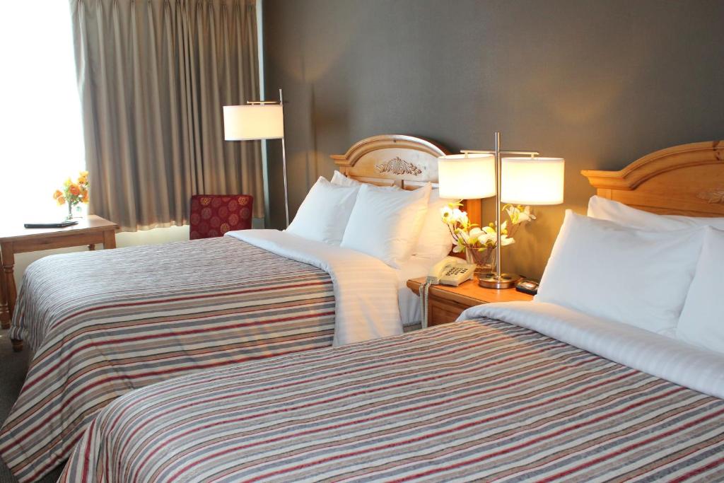 Una cama o camas en una habitación de Confederation Place Hotel