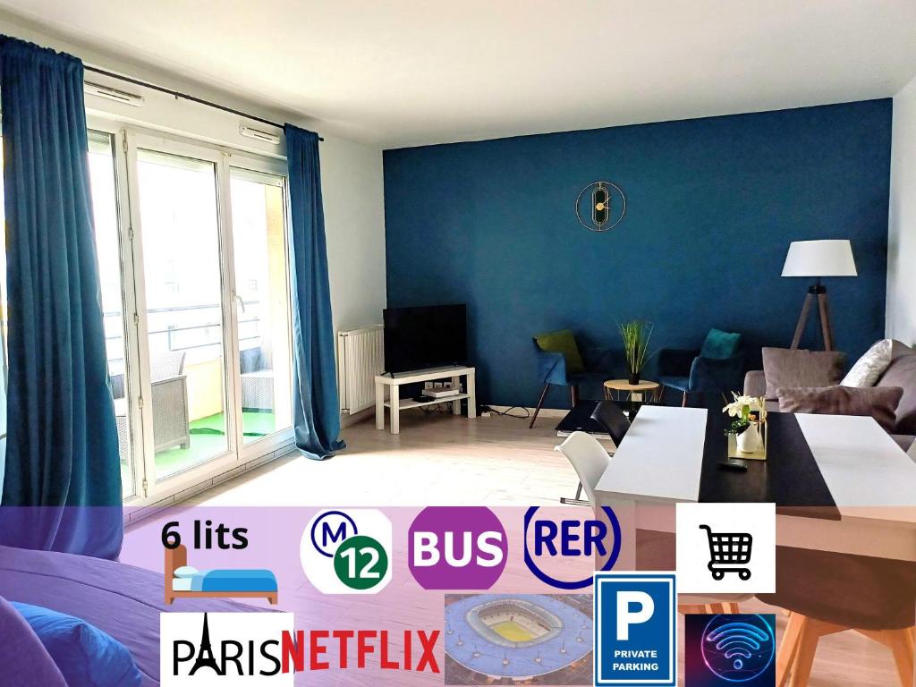 un salon avec un mur bleu et une table dans l'établissement 7 people, 5 MINUTES Paris, Metro, Parking, à Saint-Denis