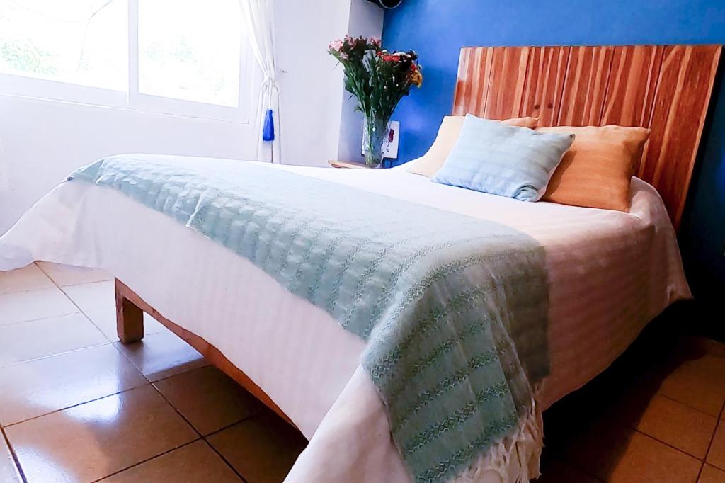 Postel nebo postele na pokoji v ubytování La Pirámide del Tepozteco