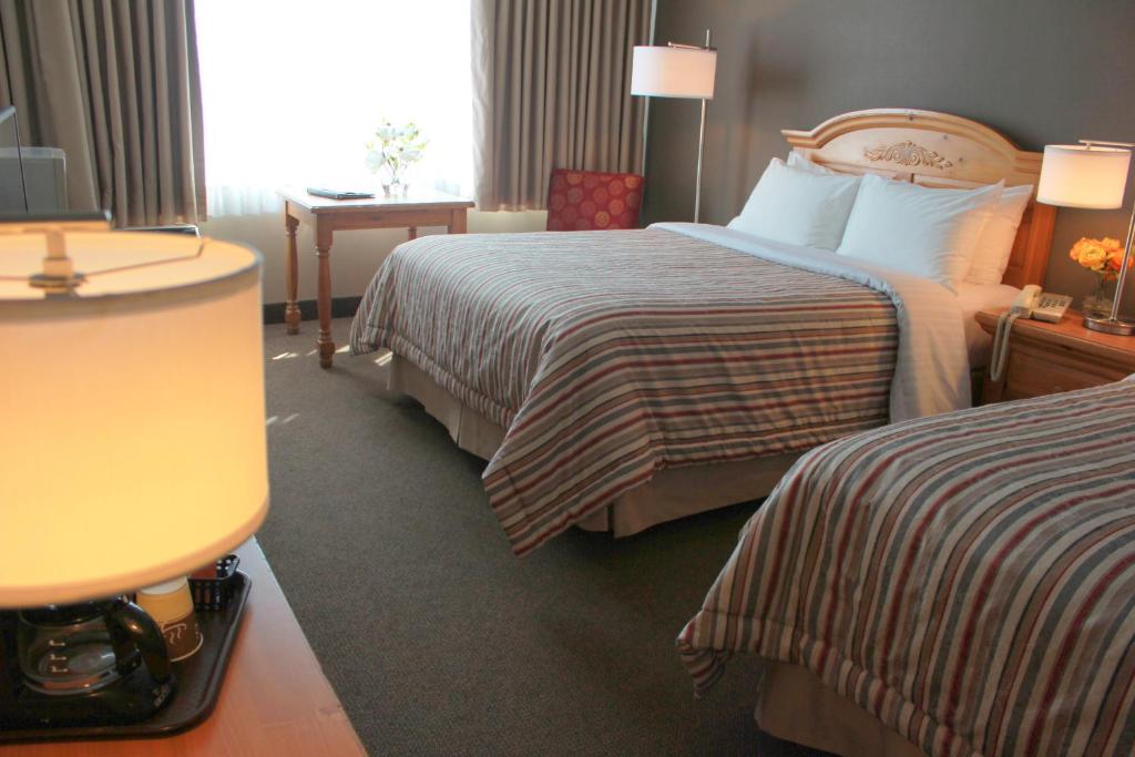 Una cama o camas en una habitación de Confederation Place Hotel