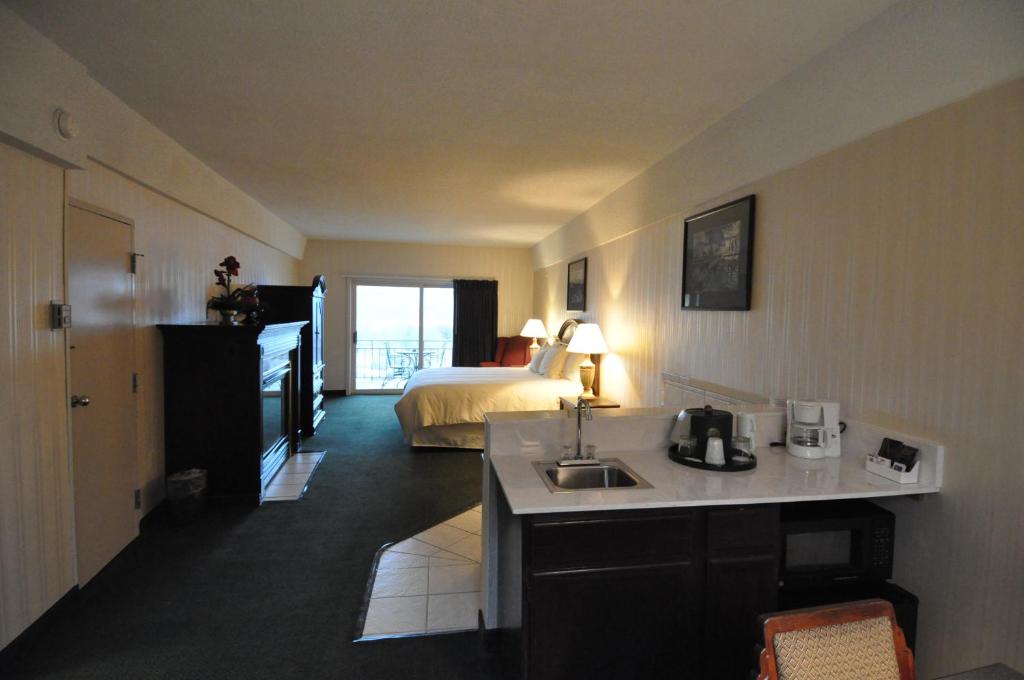 Hillside Inn photo