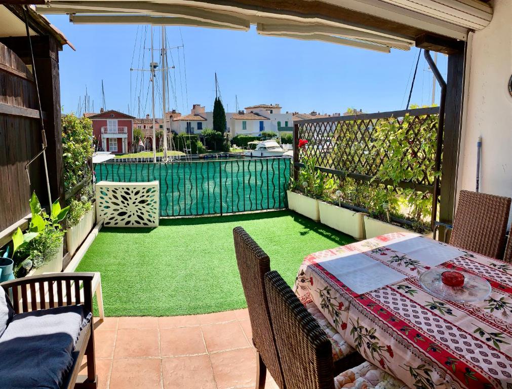 Balkón nebo terasa v ubytování Appartement rue de l'amarrage à PORT GRIMAUD avec Terrasse vue canaux et garage