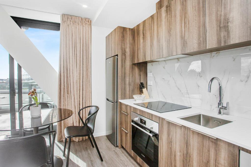 Parnell Haven 2BRM Apartment with Deck, Parking & City Views