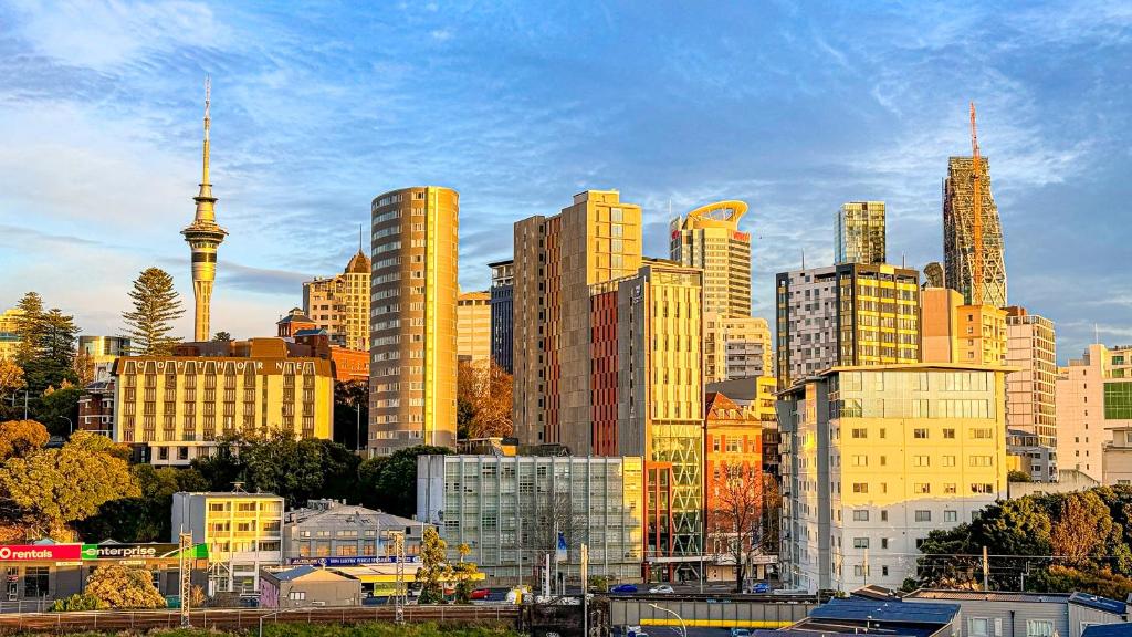 Parnell Haven 2BRM Apartment with Deck, Parking & City Views - Resim 11