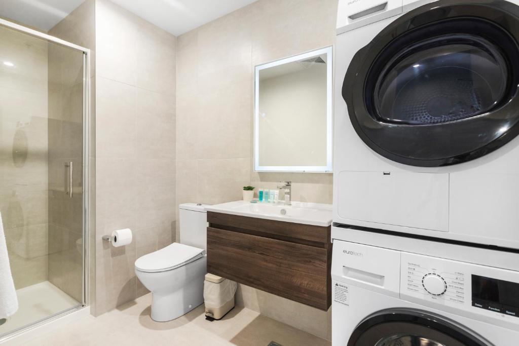 Parnell Haven 2BRM Apartment with Deck, Parking & City Views - Resim 8