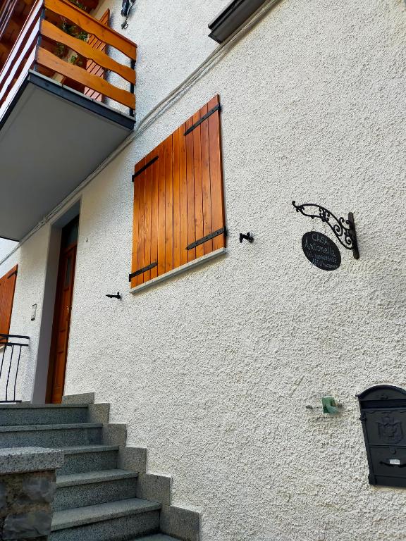 a building with a wooden door and some stairs at Casa Antonella in Capovalle