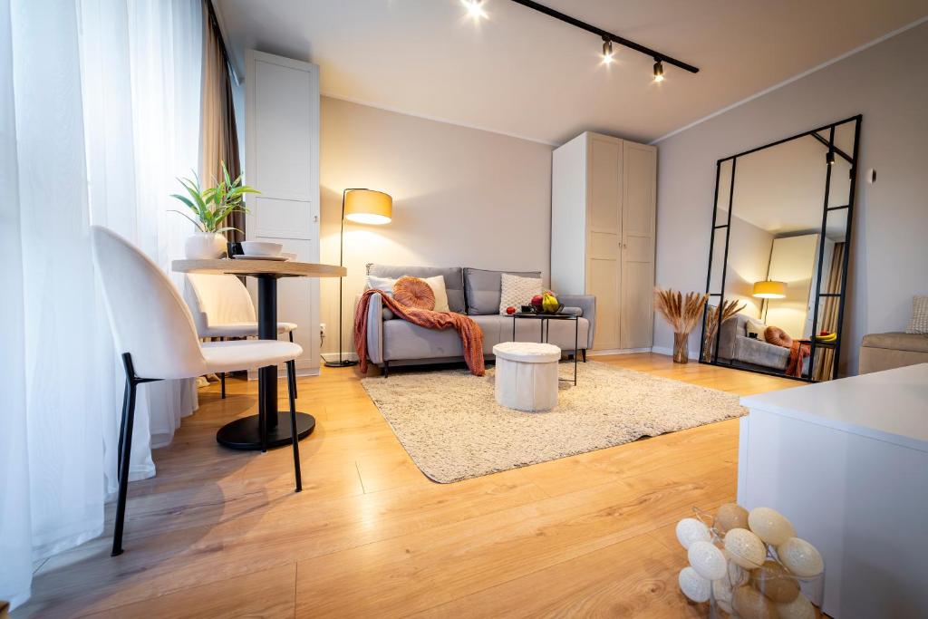 una sala de estar con un sofá y una mesa en Cosy Apartment Połczyńska 6, en Bydgoszcz