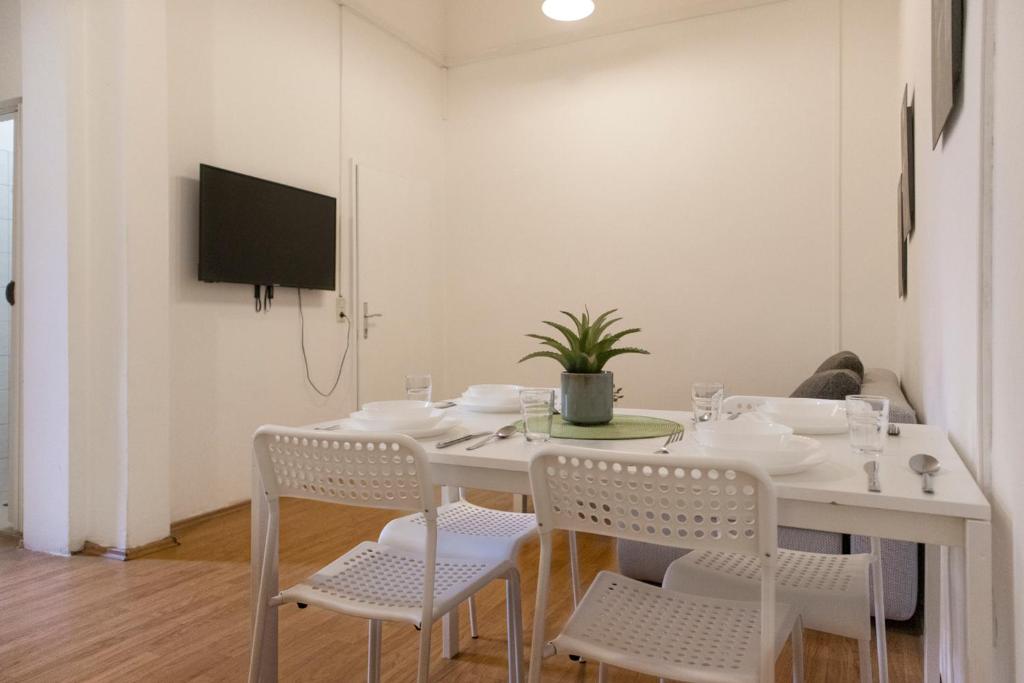 Televízia a/alebo spoločenská miestnosť v ubytovaní Beautiful 2BR Apt. -Perfect for Longstays