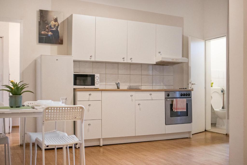 Kuchyňa alebo kuchynka v ubytovaní Beautiful 2BR Apt. -Perfect for Longstays