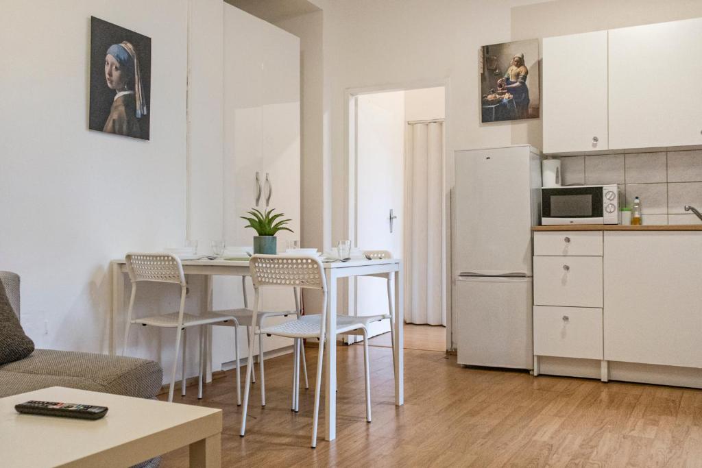 Kuchyňa alebo kuchynka v ubytovaní Beautiful 2BR Apt. -Perfect for Longstays