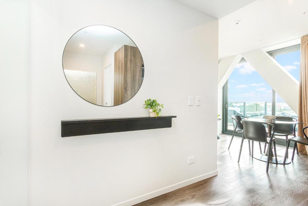 Parnell Haven 2BRM Apartment with Deck, Parking & City Views - Resim 18