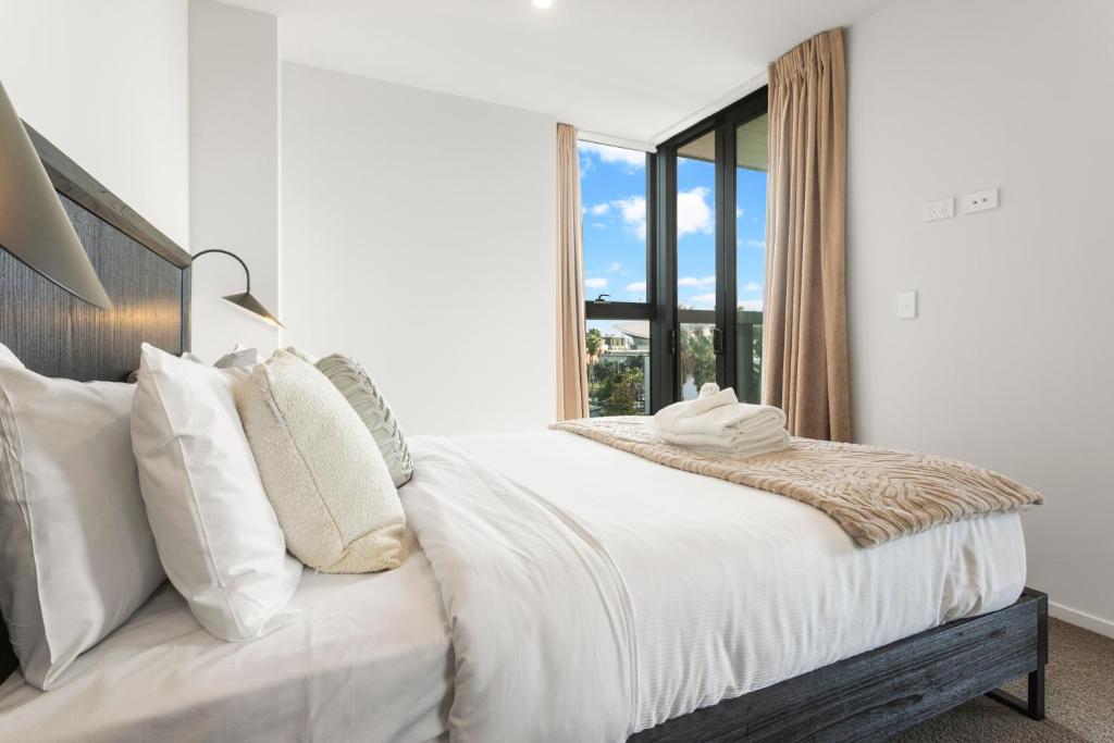 Parnell Haven 2BRM Apartment with Deck, Parking & City Views - Resim 20