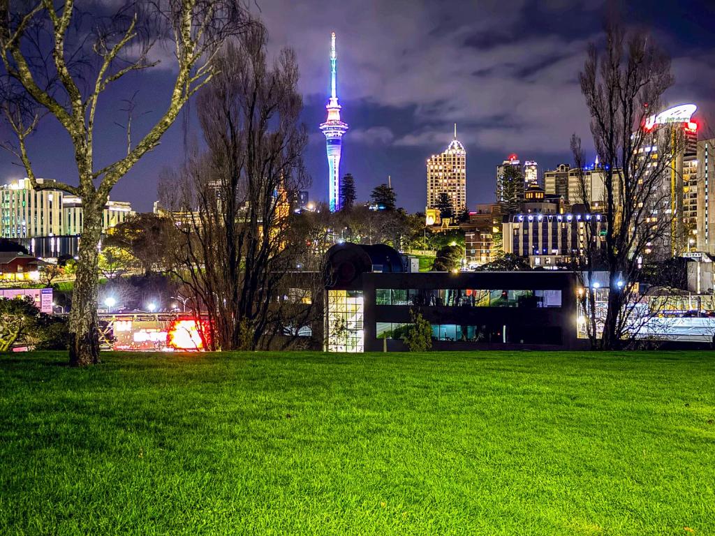 Parnell Haven 2BRM Apartment with Deck, Parking & City Views - Resim 27