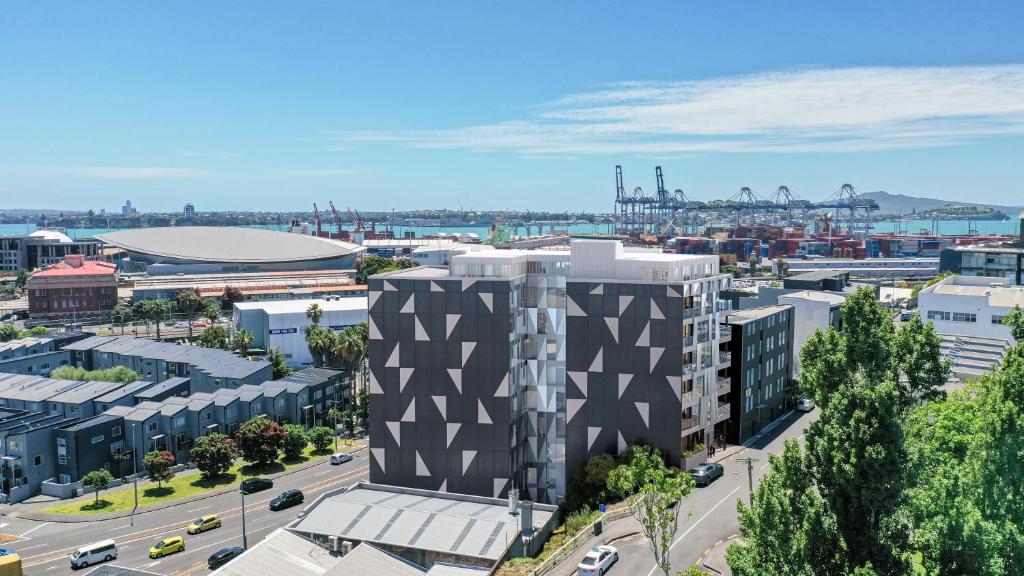 Parnell Haven 2BRM Apartment with Deck, Parking & City Views - Resim 29